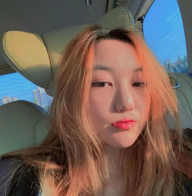 14歲李嫣曬近照，染大膽橘黃頭發配紅唇秀性感，這哪像14歲？ 娛樂八卦吃瓜 第1张