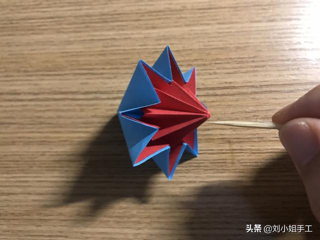最简单的雨伞折纸方法图解，折纸教程：带爱心的小花伞
