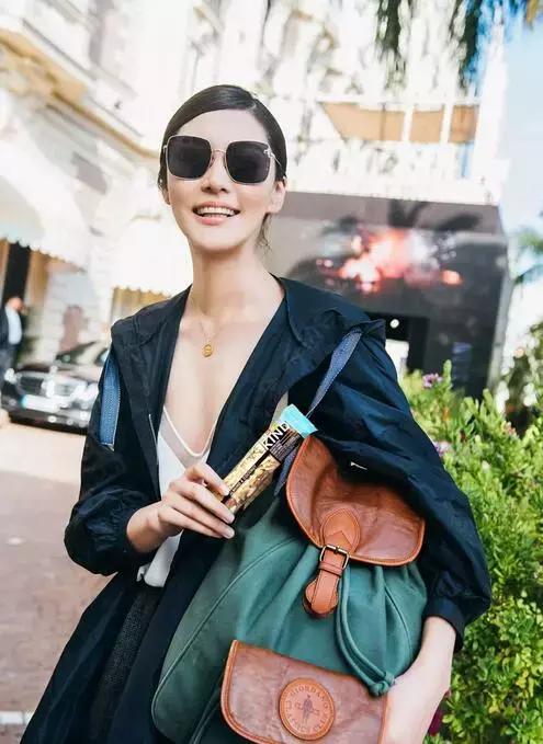 欧阳娜娜卫衣穿搭粉色，怕胖又管不住嘴