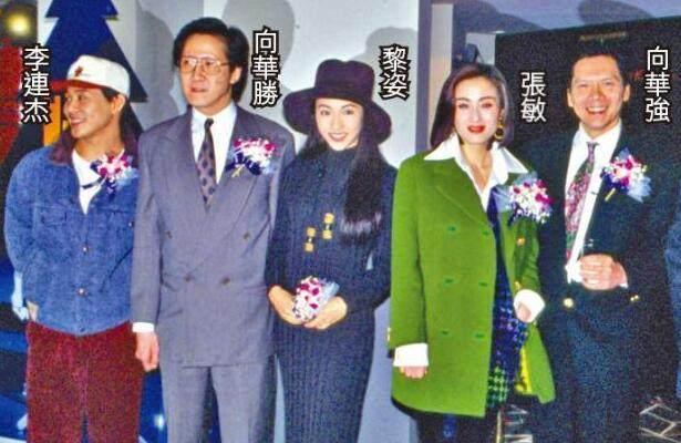向华强现在在哪干什么，向佐、郭碧婷缺席…老婆向太陪伴吹蜡烛