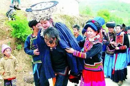 云南民族婚姻风俗，云南这些奇异婚俗