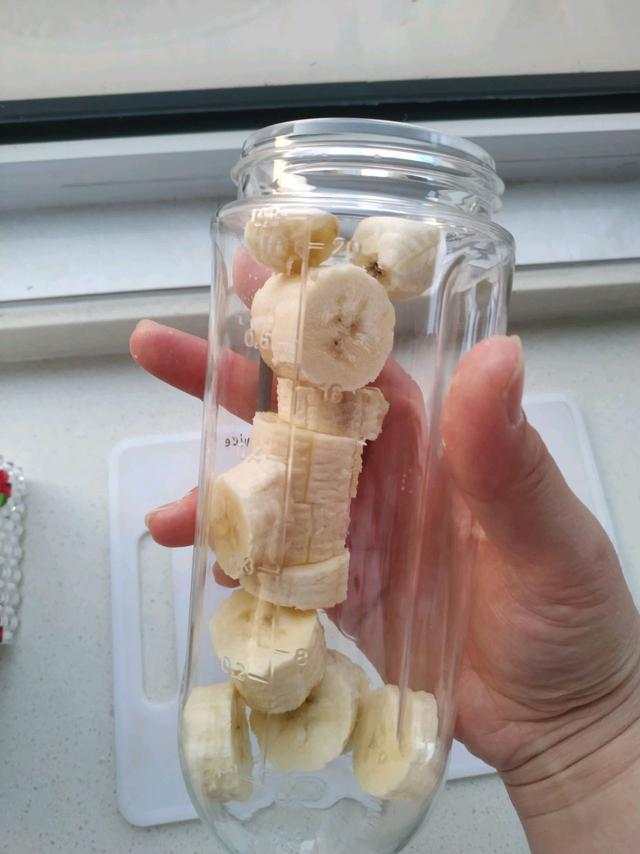 奶茶店草莓奶昔做法，盛夏的绝佳饮品香蕉奶昔