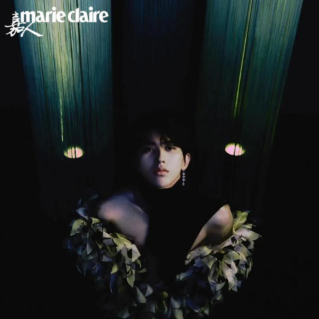 李宇春女装图片，李宇春穿搭卫衣（时尚大片红黑榜）