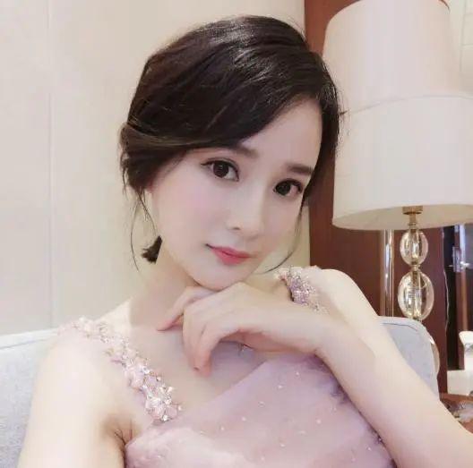 杨幂替身卓亨瑜微博号，杨幂替身卓亨瑜微博晒近照