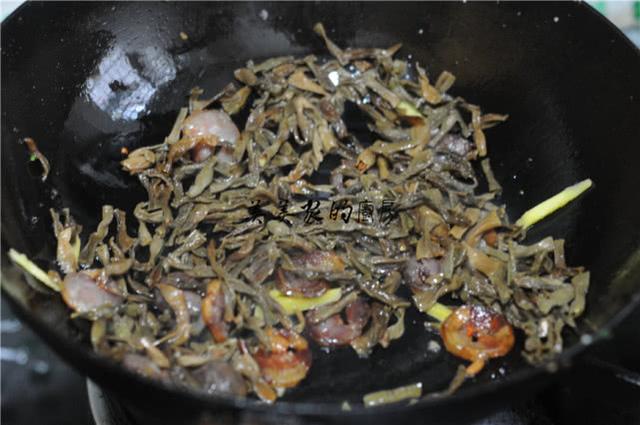 炒腊肠的家常做法，炒腊肠怎么做好吃又嫩（酒店大厨这样炒腊肠）