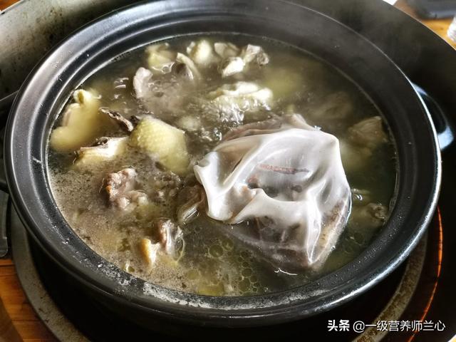 公鸡炖汤好还是母鸡炖汤好，老母鸡和公鸡哪个炖汤更好