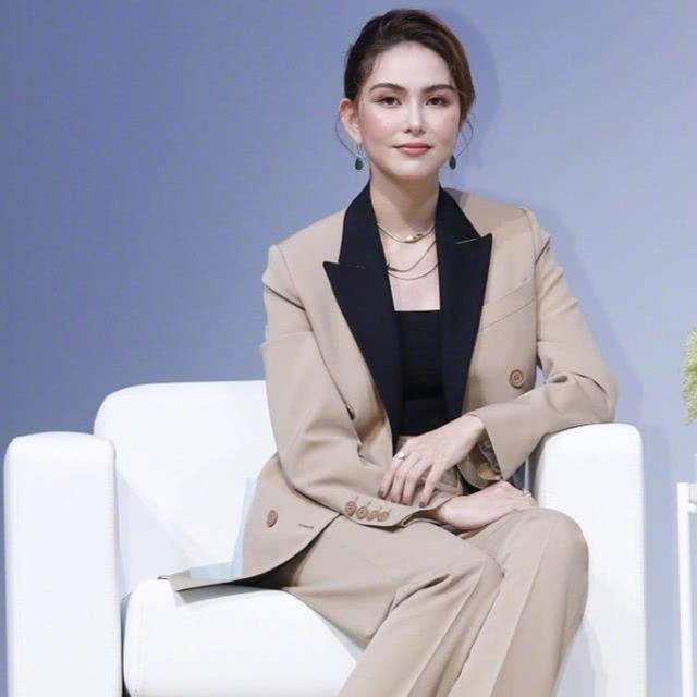 昆凌出席活動穿搭得體，穿卡其色外套搭肚臍裝，優雅又不失性感 娛樂八卦吃瓜 第1张