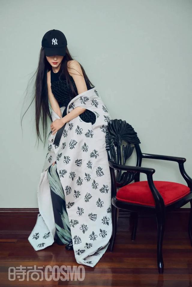 李宇春女装图片，李宇春穿搭卫衣（时尚大片红黑榜）