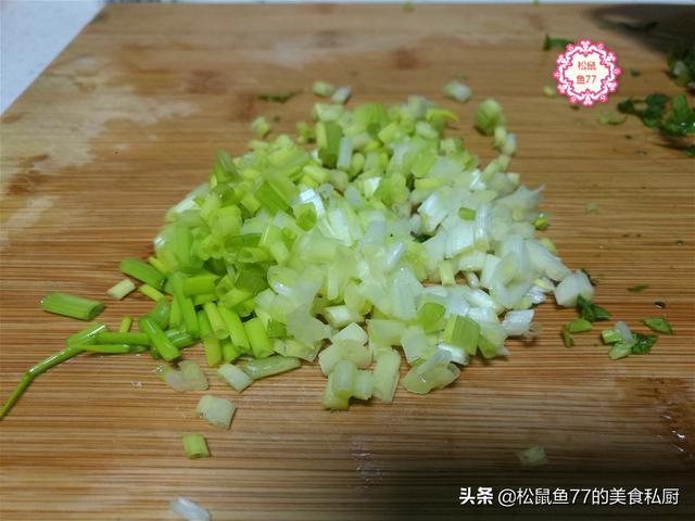 面油盐饼是怎么做让它软一点的，面粉加把菜叶子