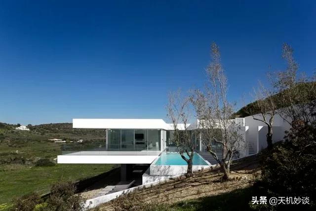 兄弟联排双拼二层别墅带院子现代，一文讲明白独栋