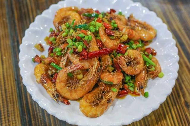爆炒虾怎么做才好吃，爆炒大虾正宗做法（五一美食大制作）