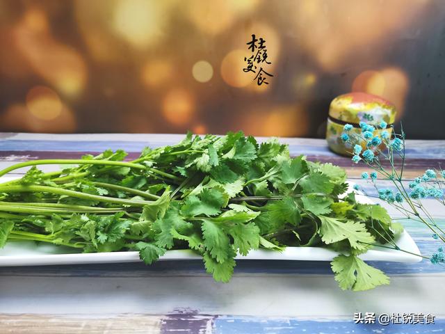 炒香菜怎么做好吃，香菜怎么炒着吃（香菜：因“味道”遭人嫌弃）