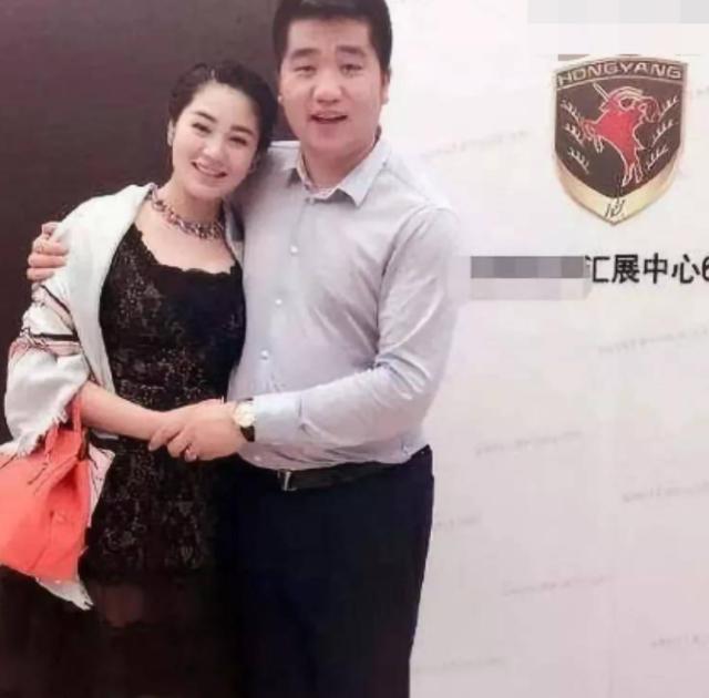 王小蒙毕畅近照曝光，26岁嫁富豪老公儿女双全