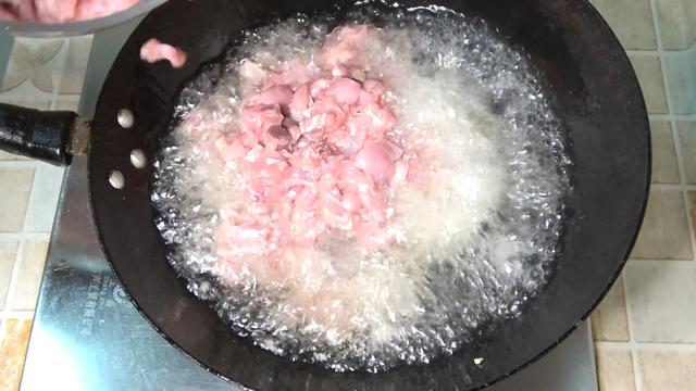 自贡冷吃兔的做法，四川美食自贡冷吃兔正宗做法（自贡妹自制38袋冷吃兔与室友分享走红网络）