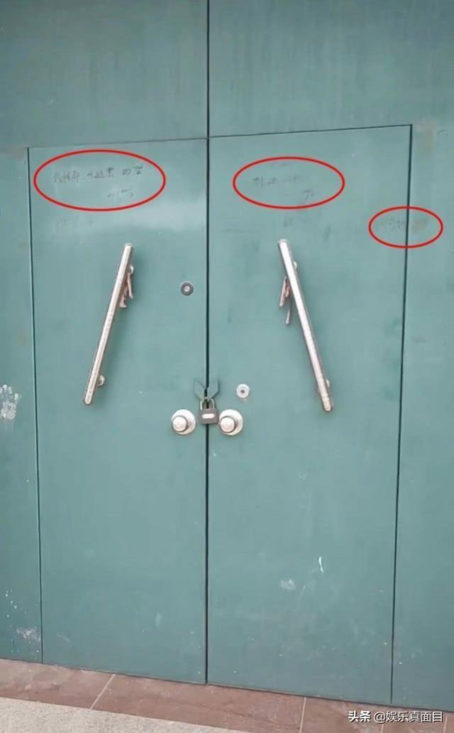 还晒出了一张王宝强在家中的旧照，土掉渣变身帅气男掀起乡村时尚潮