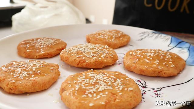 红薯饼的家常做法，做红薯饼的方法简单又好吃（红薯饼怎样做才能软糯可口香甜拉丝）