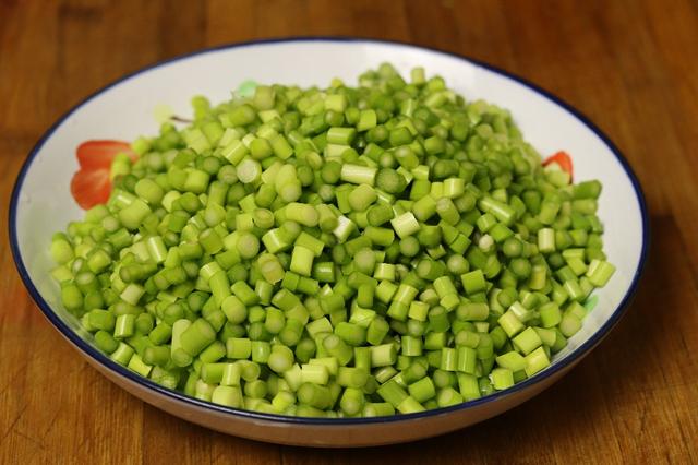 炒蒜苔用焯水吗，炒蒜苔时要不要先焯水（炒蒜苔最忌焯水和直接炒）