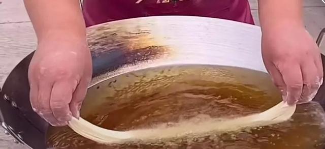 膨松剂炸油条配方，复合膨松剂制作油条方法（做出跟市面一样金黄松软油条）