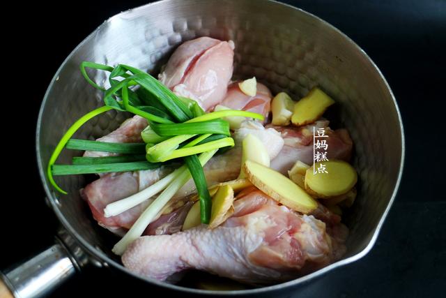 一個超簡單的雞腿吃法，煮10分鍾，蓋蓋一燜，又嫩又入味 熱愛美食 第6张
