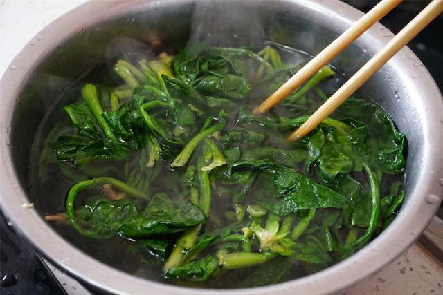 炒菠菜要焯水吗，炒菠菜时需要先焯水吗（只知道焯水还不够）