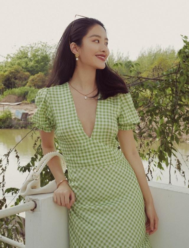 楊采鈺演繹法國復古少女風，吊帶裙大秀蝴蝶背，性感又撩人 娛樂八卦吃瓜 第5张