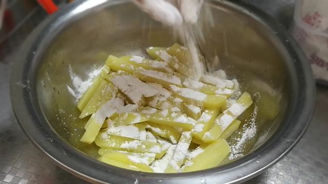 如何炸薯条又酥又脆窍门，炸薯条3个超简单小技巧