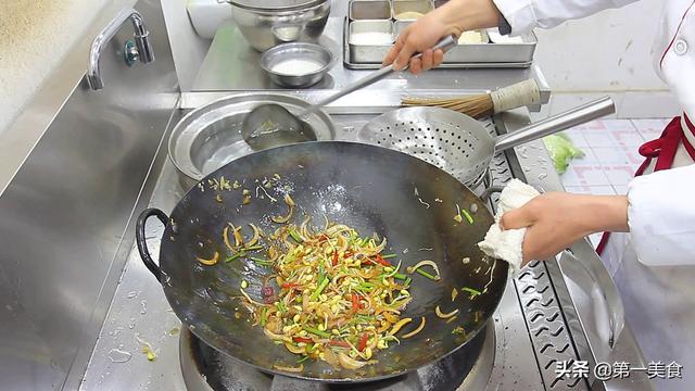 如何制作炒面条，小董教你炒面的正确做法