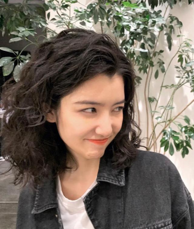 中长齐刘海卷发，章若楠卷发齐刘海