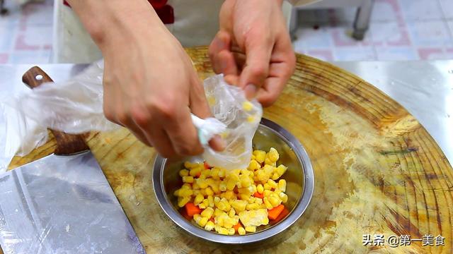 菠萝炒饭最简单做法，米饭里加半个菠萝