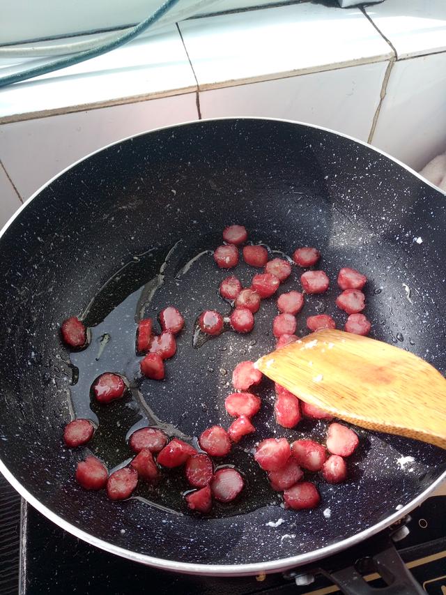 香肠炒饭怎么做，香肠炒饭怎样做（零失败快手又简单的腊肠炒饭）
