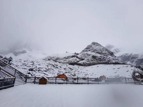 玉龙雪山十月份有雪吗，10月份丽江玉龙雪山有雪吗