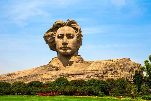 巍巍昆仑什么意思，横空出世巍巍昆仑