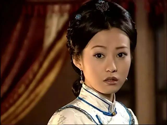38岁杨蓉终于高调一回，穿红T配红纱裙娇艳妩媚