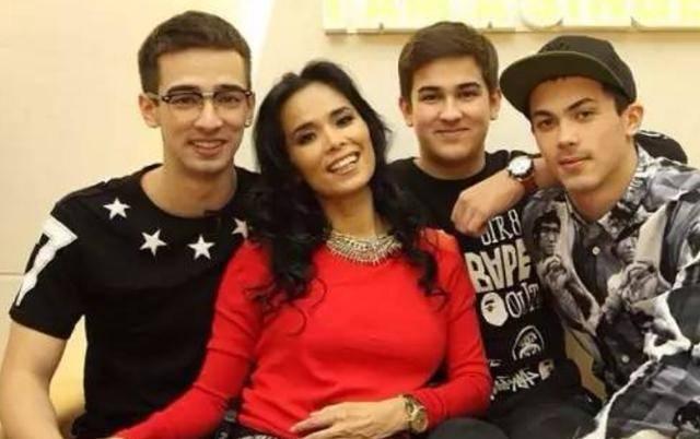 59岁韦唯现身模样大变，韦唯20年情路坎坷