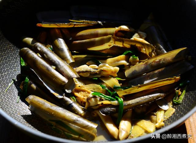 蛏子怎么做才能做出街边小吃的味，肥美的蛏子只需与姜葱简单爆炒