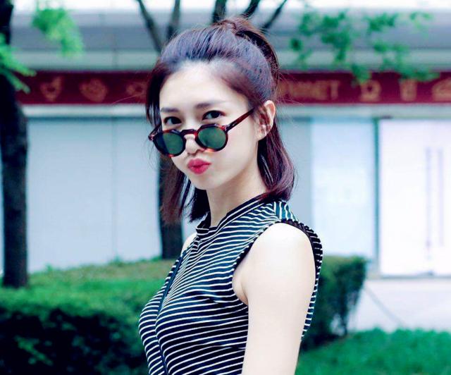 江疏影跟胡歌合照素颜，三十而已江疏影坎坷感情史