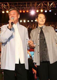 56岁赵本山全家福，他却满头白发斗鸡眼与儿子一模一样