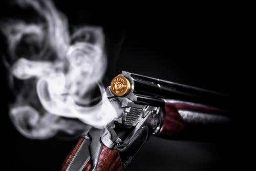 美国一市跨年夜13人中弹，男子鸣枪助兴，竟射中女友胸部致死 七夕送女朋友礼