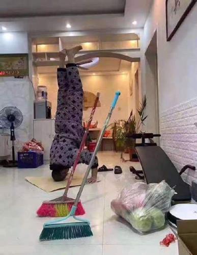 哈利波特为什么要骑着扫把，全世界都在立扫把