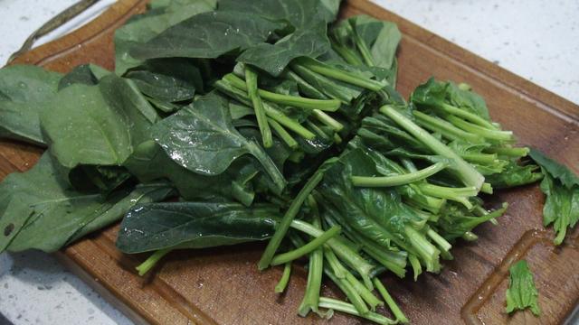 凉拌菠菜怎么做，十种凉拌菠菜的做法（凉拌菠菜怎么做才好吃）