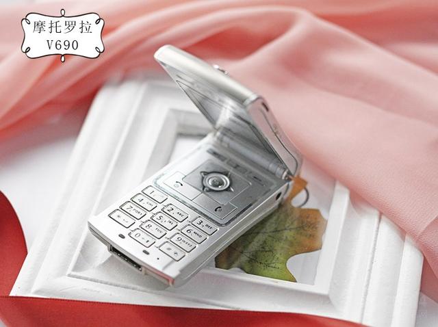 摩托罗拉旋转手机，摩托罗拉v 3翻盖手机（摩托罗拉V系列老机型盘点）