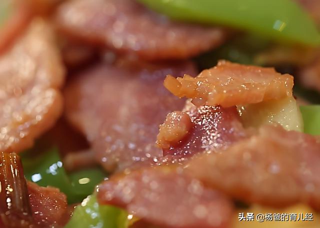 青椒炒培根做法步骤，分享一款培根炒青椒