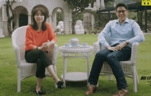 郭晶晶霍启刚正式照，气质优雅夫妻甜蜜如初