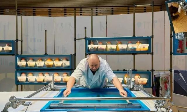 爱马仕 丝巾 鉴别，爱马仕藏蓝色的10款经典丝巾图案