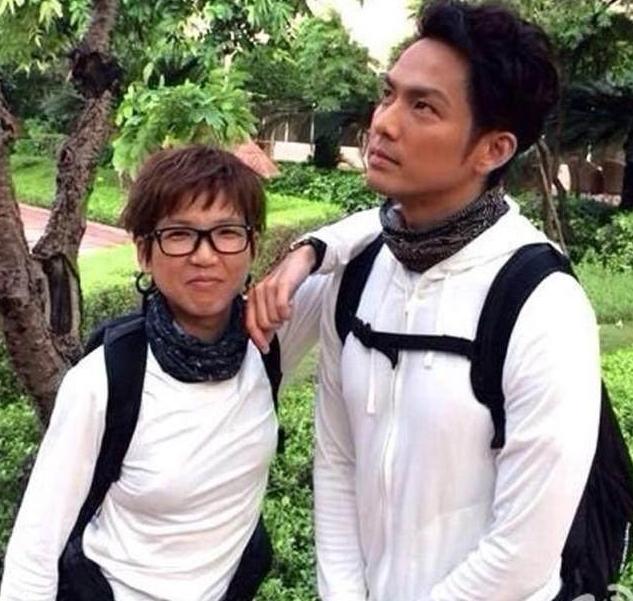 钟汉良与妹妹合照，兄妹之间能有多不像