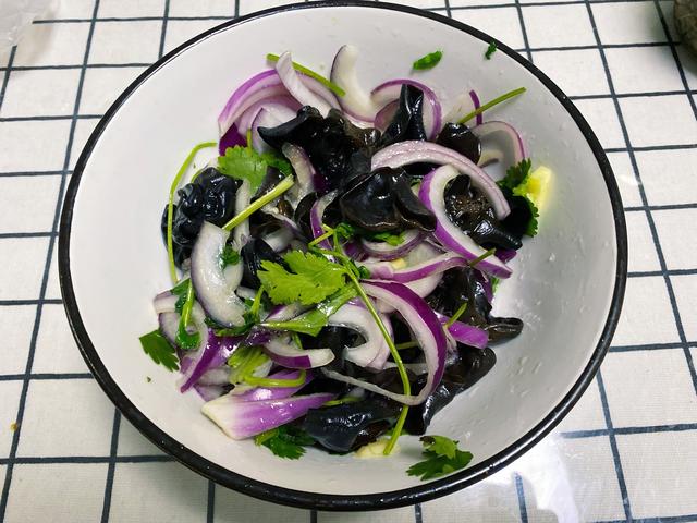 凉拌木耳洋葱做法简单清爽开胃，秋日必备爽口小菜