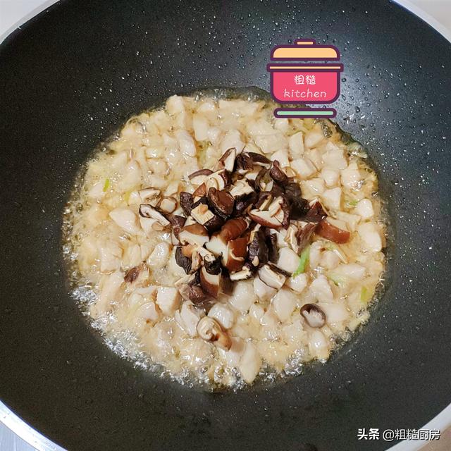 香菇鸡肉面的做法，1把面条1块鸡肉3颗香菇