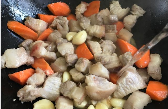 腐乳豆腐五花肉做法，1斤五花肉加上一块腐乳