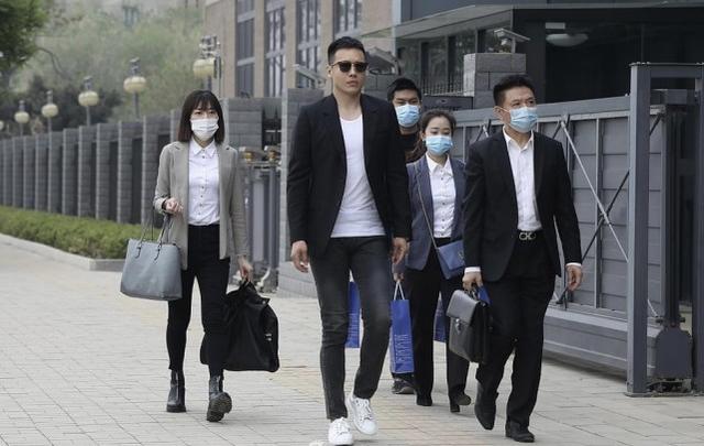 高雲翔出庭照曝光，穿西裝牛仔褲自信十足，不拍戲身材卻保持完美 娛樂八卦吃瓜 第6张