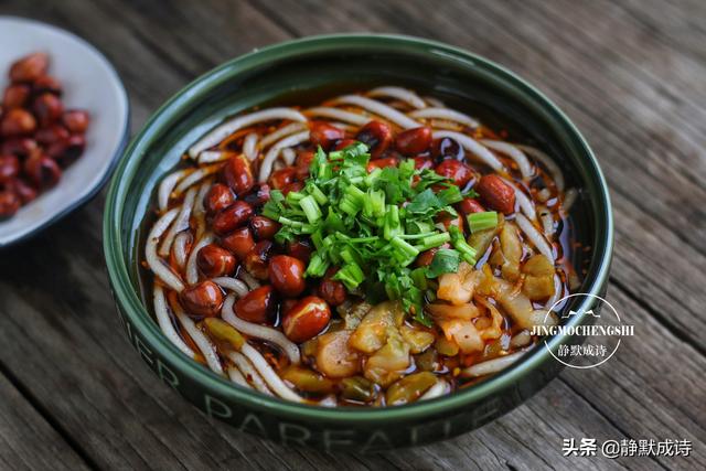 酸辣粉的家常做法，酸辣粉的家常做法简单做法（嗦粉嗦到停不下来）